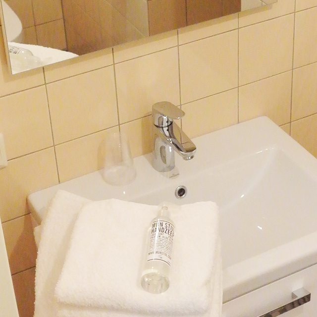 Badkamer van kamer 2 Badkamer van kamer 2, inclusief de wasbak en het toilet