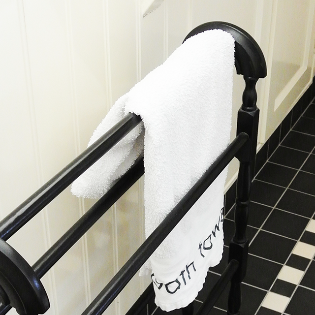 Badkamer van kamer 3 met een handdoek over een ophangrek
