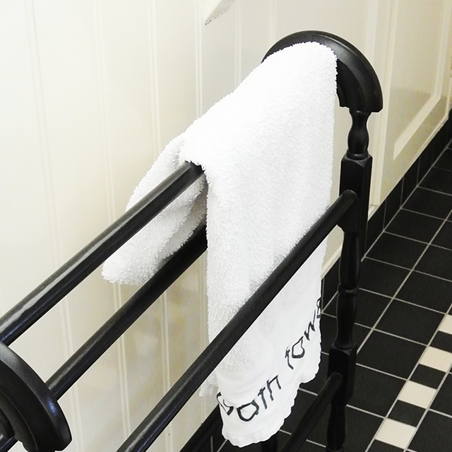 Badkamer van kamer 3 Badkamer van kamer 3 met een handdoek over een ophangrek