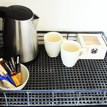 Koffie- en theefaciliteiten Dienblad met koffie- en theefaciliteiten zoals suiker, kopjes en theezakjes