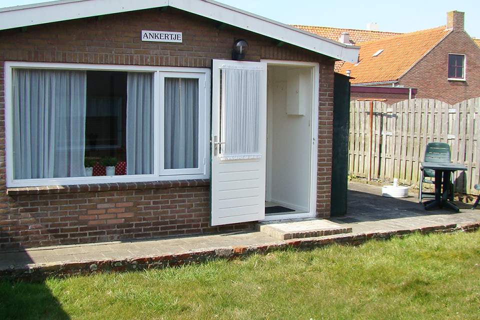 Ankertje Achterkant van Ankertje (achteruit en deur) en een stuk van de tuin
